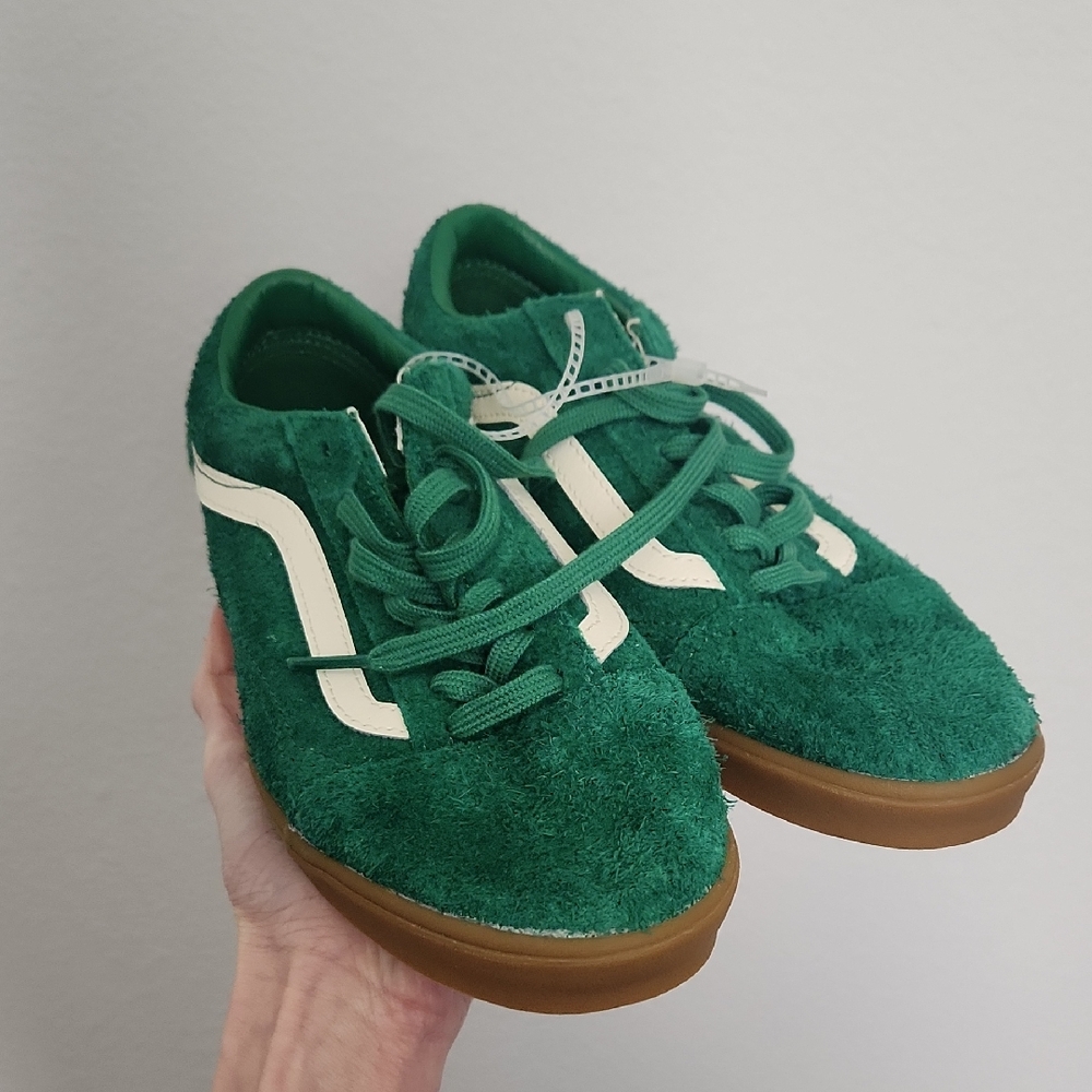 NWT Vans Old Skool Lowpro Fluffy Suede Gum Sole Sneaker - Picture 2 of 10